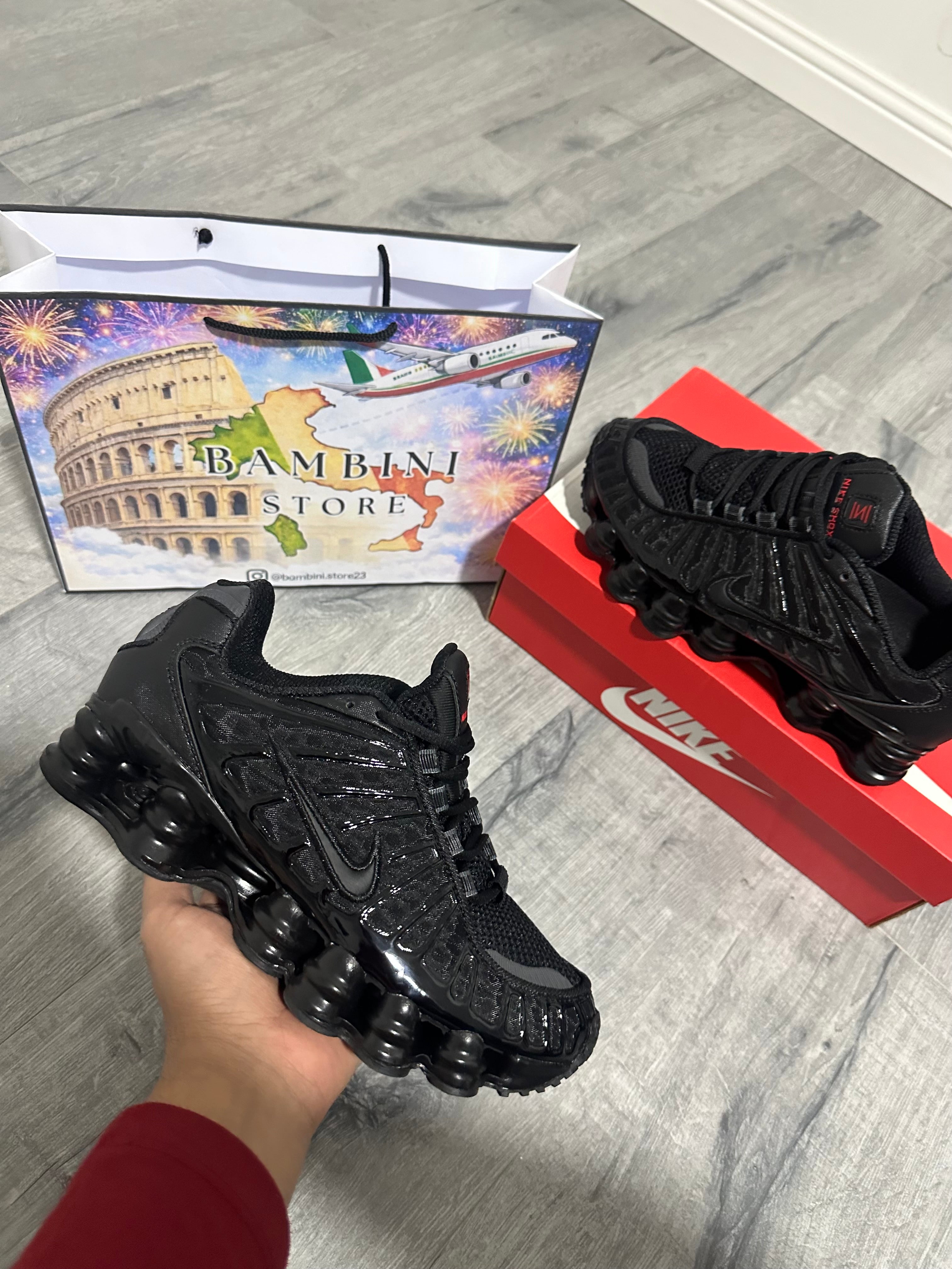 NIKE SHOX